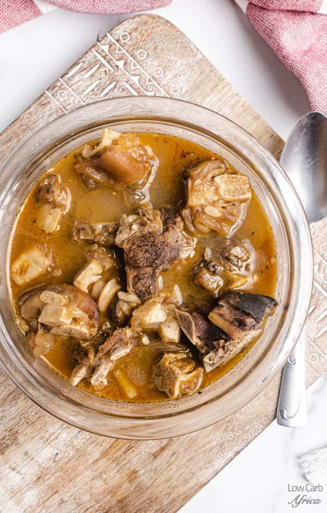 Schüssel mit nigerianischer Ziegenfleisch-Pfeffer-Suppe