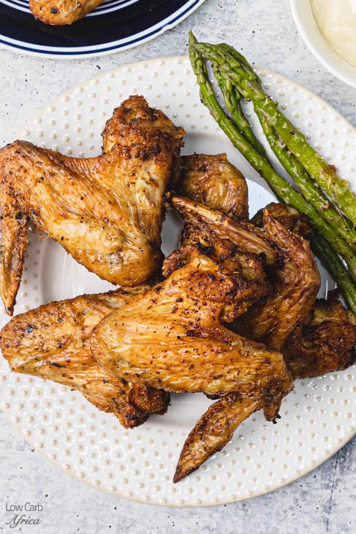 keto chicken wings with side of asparagus