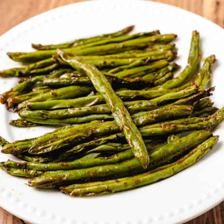 air fryer green beans on white plate