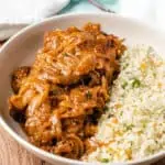 poulet yassa chicken on a plate
