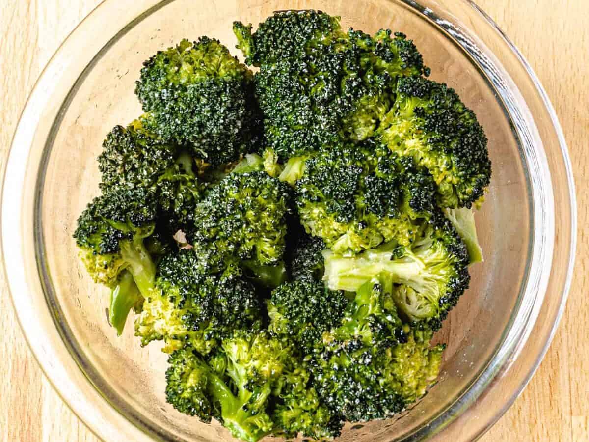 instant pot broccoli in a bowl