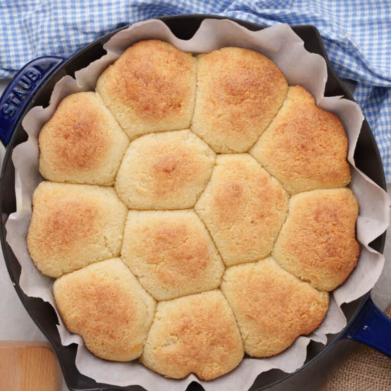 Keto-Dinner-Rolls ready to eat