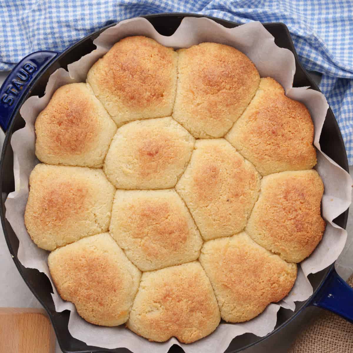 Keto-Dinner-Rolls ready to eat