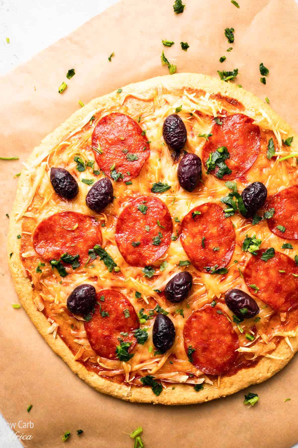 keto pizza with peperoni and olives