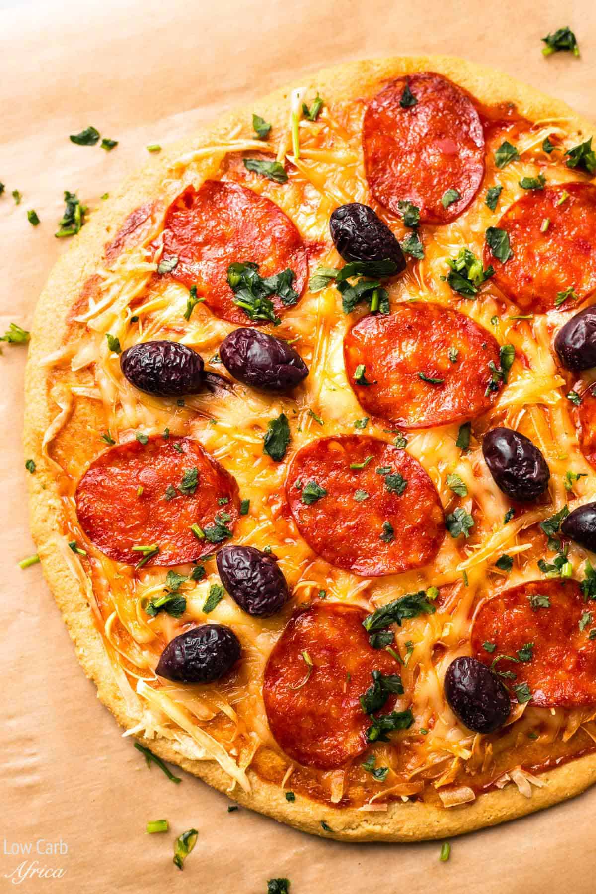 keto pizza with peperoni and olives